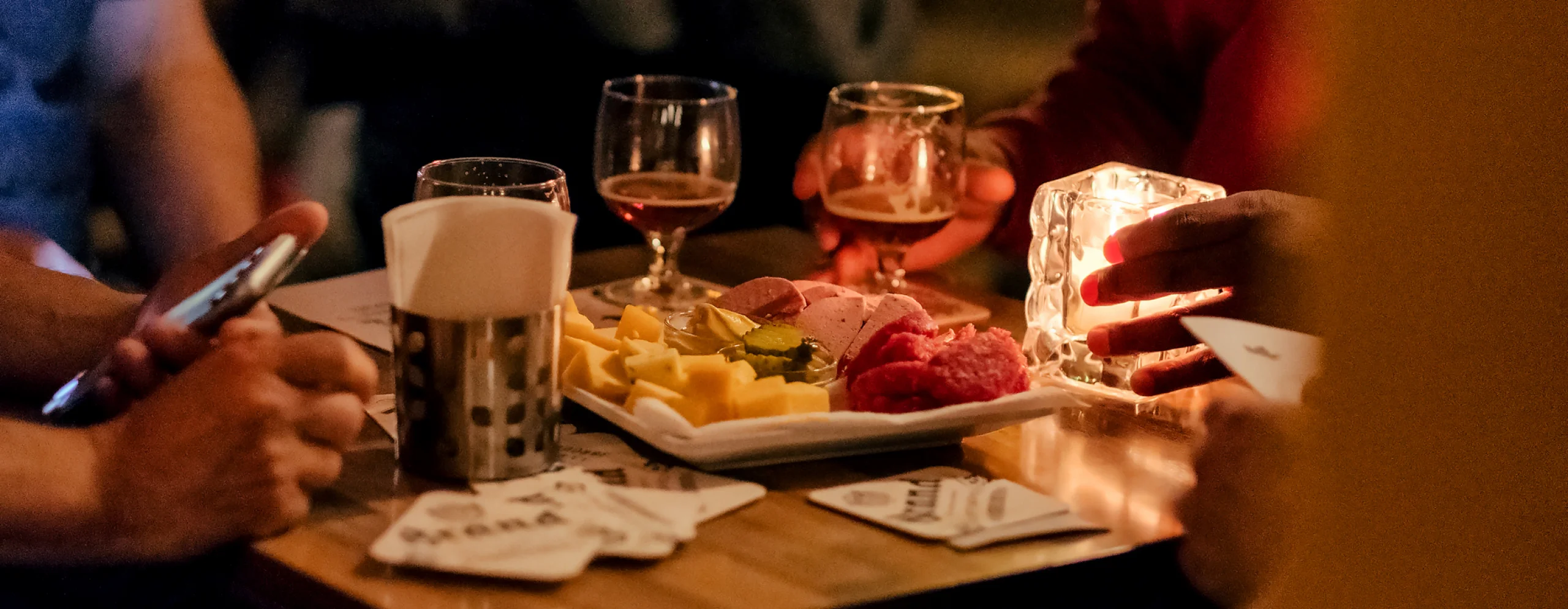 "Die besten Biere in gemütlicher Atmosphäre mit leckeren Snacks!"
